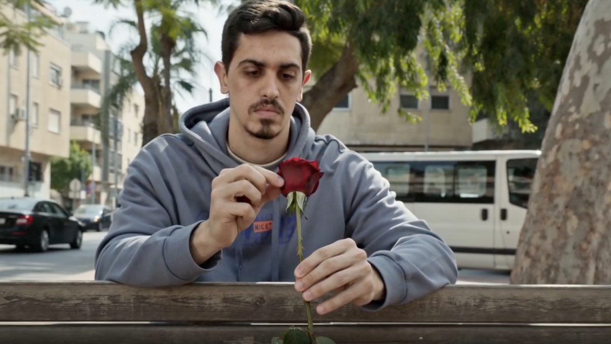 אוהבת אותי? אוהבת אותי לא? — סצנה רומנטית עם וורד אדום